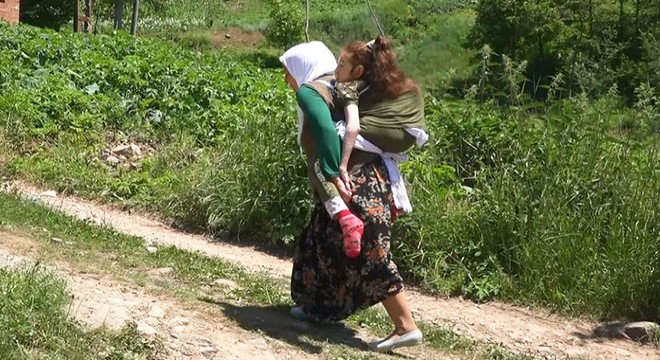 Engelli kızını sırtında taşıyan anne yol istiyor