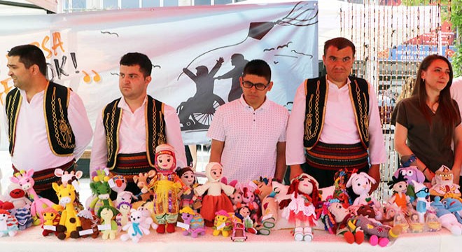 Engelli öğrencilerin eserleri sergilendi