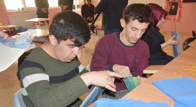 Engelliler galoş üretiyor