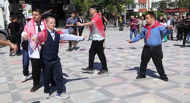 Engelliler davullu zurnalı asker oldu