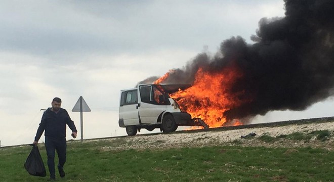 Engellileri taşıyan servis aracı alev aldı