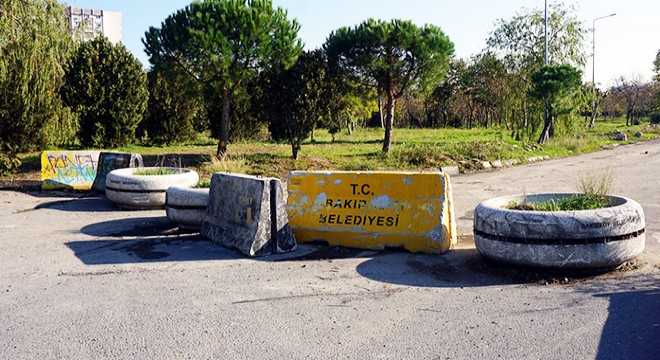 Engellilerin kullandığı yolda beton bariyer engeli
