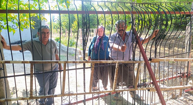 Eniştesine kızdı, yolunu demir bariyerle kapattı