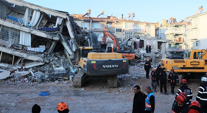 Enkazda kalan 2 kişiyi kurtarma çalışmaları sürüyor