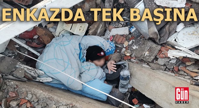 Enkazda tek başına