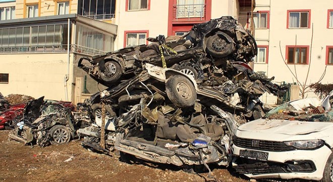 Enkazdan çıkarılan hurda araçlar, üst üste konuldu