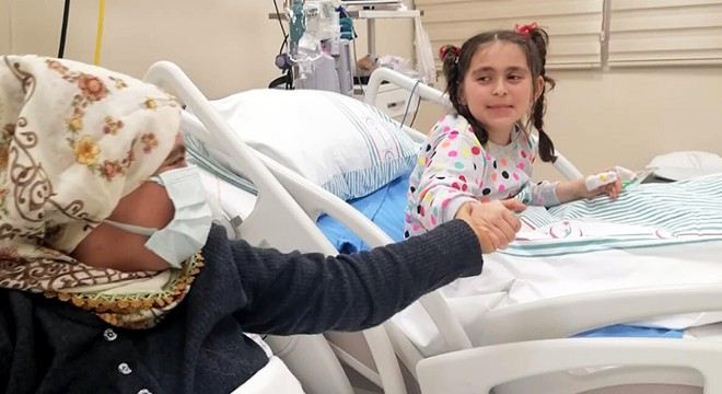 Enkazdan kurtarılan anne- kız, bir araya geldi