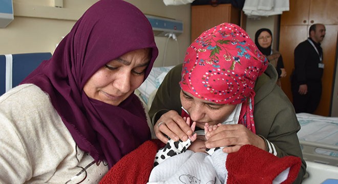 Enkazdan kurtarılan anne ve bebeği kavuştu