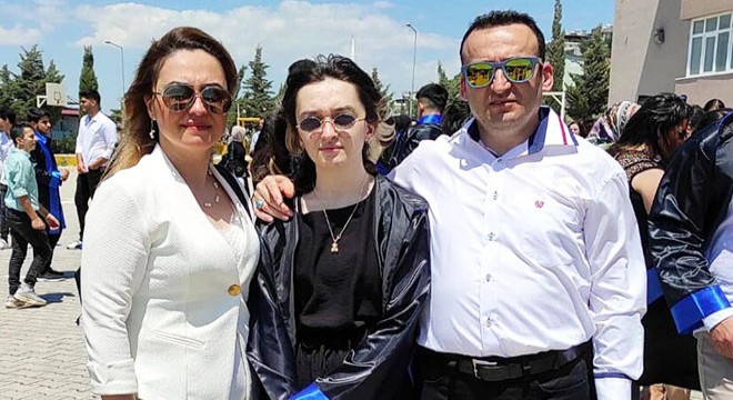 Enkazdan yaralı çıkarılan üniversiteli Sude'den haber yok