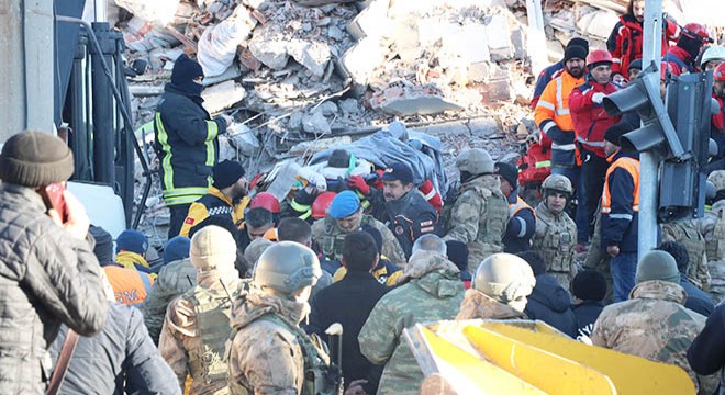 Enkazdan çıkarılan Miraç hayatını kaybetti, annesi tedaviye alındı