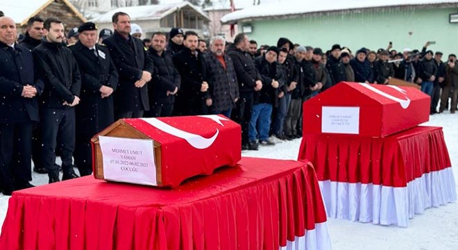 Enkazdan yaralı kurtuldu, eşi ve oğlunun cenazesine katıldı