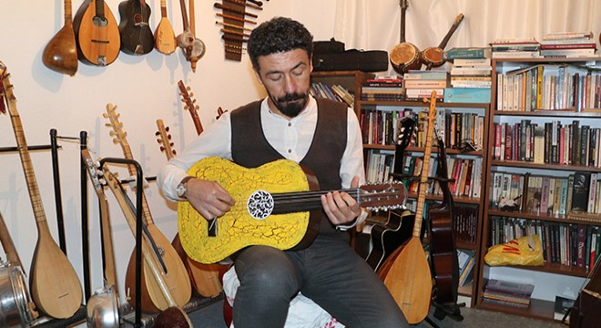 Enstrümanları tamir edip, farklı müzik aletleri tasarlıyor