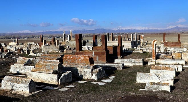 Erciş'te Selçuklu Mezarlığı definecilerin hedefi