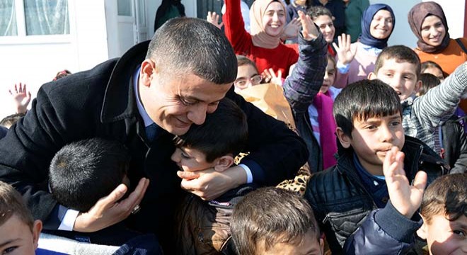 Erciş'te, ilkokul öğrencilerine mont ve bot dağıtıldı