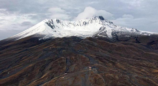 Erciyes Dağı'nın zirvesi beyaza büründü