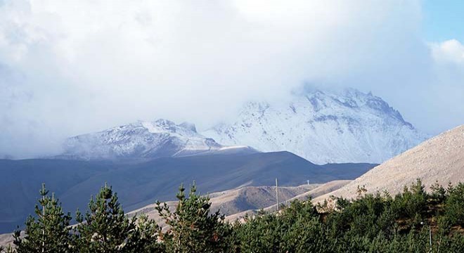 Erciyes'e mevsimin ilk karı yağdı