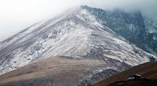 Erciyes e mevsimin ikinci karı yağdı