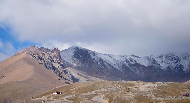 Erciyes’in zirvesi beyaza büründü