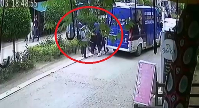 Erdek'te AK Parti seçim aracına ve şoföre saldırı
