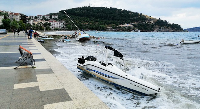 Erdek'te lodos; tekne ve sürat motoru karaya oturdu