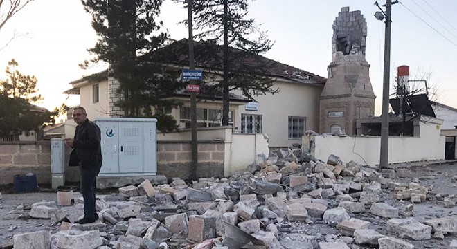 Ereğli de fırtına; cami minaresi devrildi