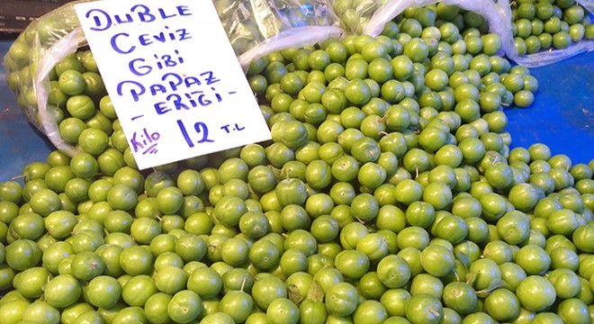 Erik ve çilek tezgahlardaki yerini aldı