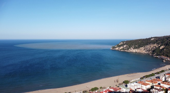 Eriyen kar suları Karadeniz’in rengini değiştirdi