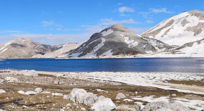 Eriyen karlar 7 bin metrekarelik göl oluşturdu