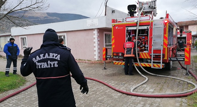 Erkek öğrenci yurdunun çatısı yandı