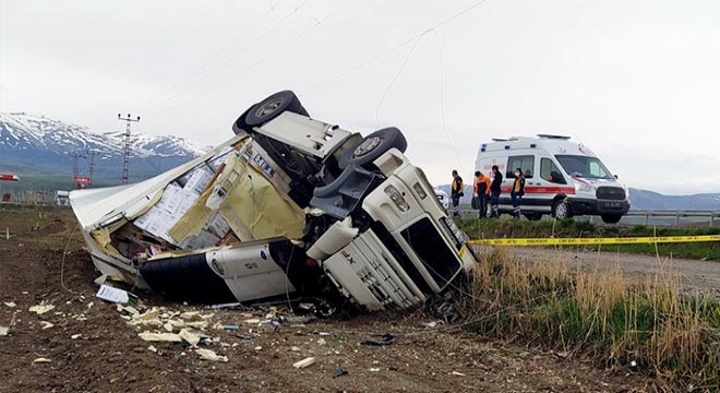 Erzincan’da TIR devrildi, sürücü öldü