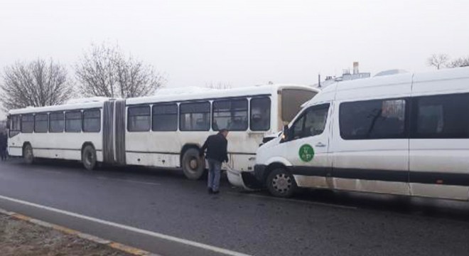 Erzincan'da servisler çarpıştı: 3 yaralı