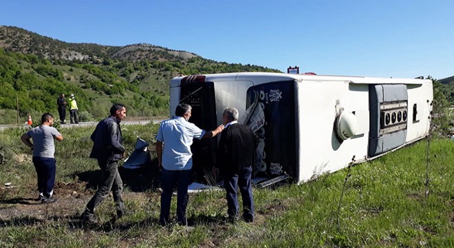 Erzincan'da yolcu otobüsü devrildi: 1'i  ağır 19 yaralı