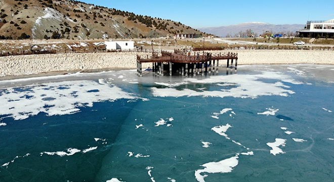 Erzincan’da Ardıçlı Gölü buz tuttu