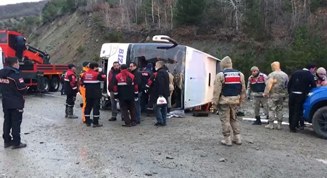 Erzincan da yolcu otobüsü devrildi: 4’ü ağır 22 yaralı