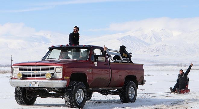 Erzurum Ovası'nda 4x4'lük kar eğlencesi
