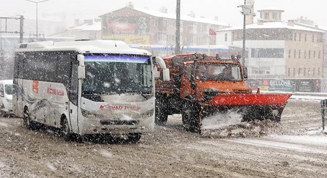 Erzurum'da 57 yerleşim biriminin yolu kardan kapandı