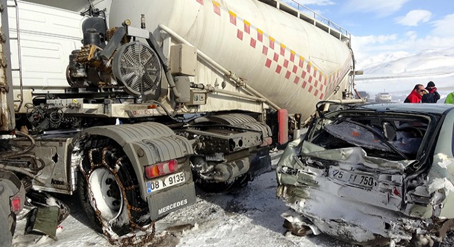Erzurum'da 7 araç birbirine girdi: 1 ölü, 4 yaralı
