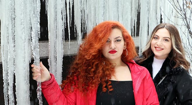 Erzurum'da buz sarkıtlarının boyu 2 metreye ulaştı