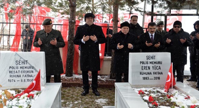 Erzurum'da şehitler kar yağışı altında anıldı