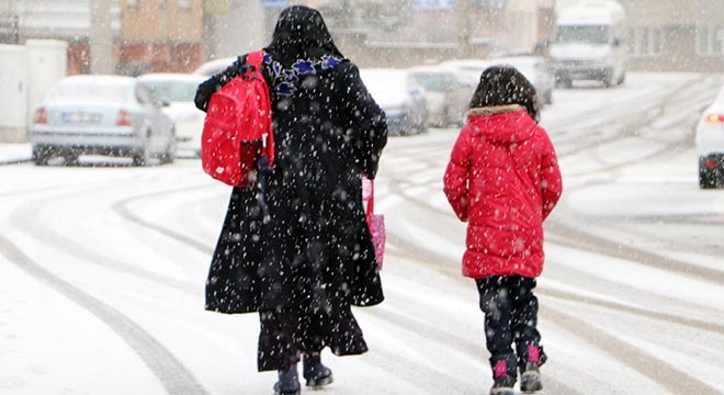 Erzurum, kar yağışıyla bembeyaz oldu