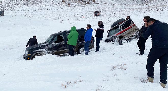 Erzurumlu offroadcıların kar eğlencesi