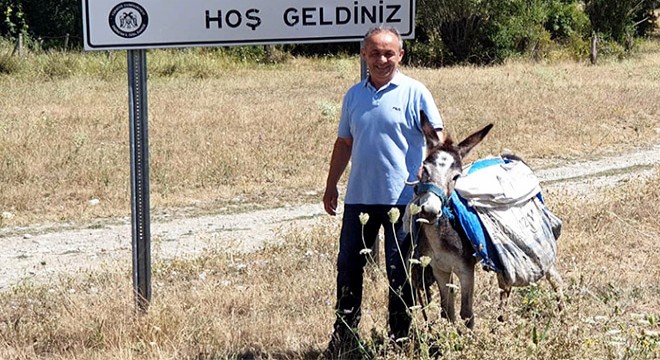 Eşekle köyleri gezerek çocuklara kitap dağıttı