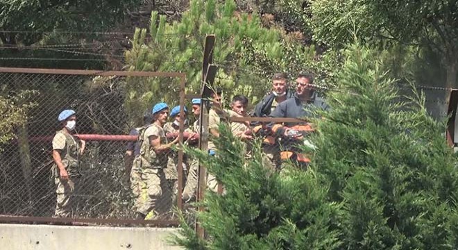 Esenler'de askeri kışladaki ağaçlık alanda yangın