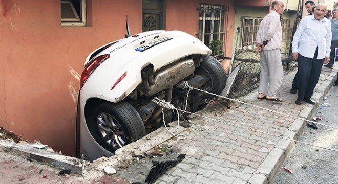 Esenler'de otomobil apartman boşluğuna düştü