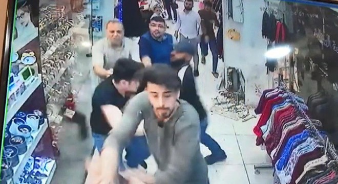 Esenyurt ta bıçaklı tadilat kavgası kamerada