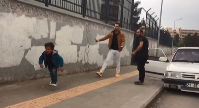 Eşi ve çocuğuna yolda şiddet uyguladı