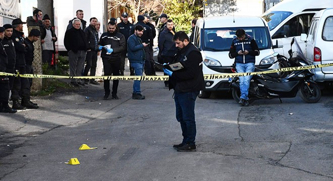 Eşi ile kendisine küfrettiğini iddia etti, sokak ortasında öldürdü