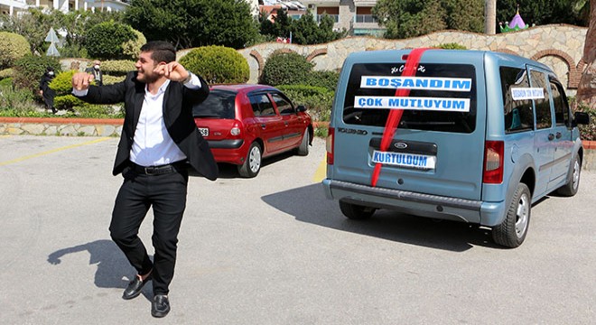 Eşinden boşanmasını konvoy yapıp göbek atarak kutladı
