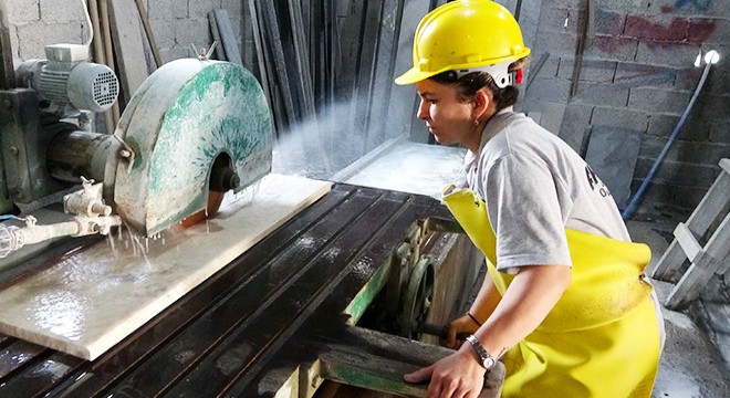 Eşine destek çıktı, mermer ustası oldu
