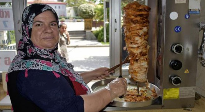 Eşine destek olmak için dürümcü açtı, 2 çocuğunu okuttu